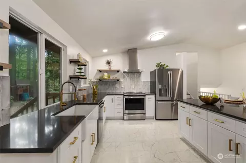 Kitchen - 19707 32nd Ave SE, Bothell, WA 98012 photo 3 of 5