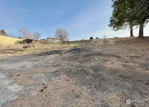214 E Hillside Dr, Warden, WA 98857