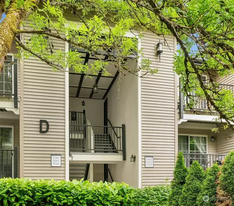 215 9th St #D302, Kirkland, WA 98033