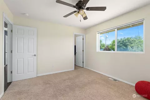 910 SW Orcas St, Oak Harbor, WA 98277 photo 14