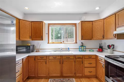 Kitchen - 40522 228th Way, Enumclaw, WA 98022 photo 2 of 4