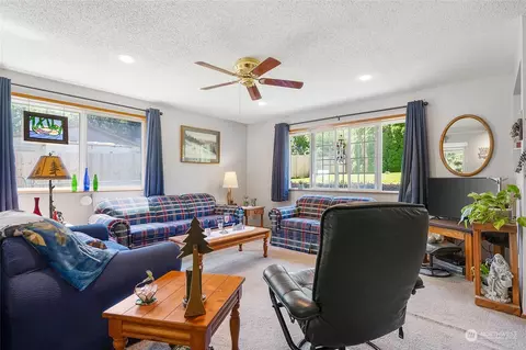 Living - 40522 228th Way, Enumclaw, WA 98022 photo 2 of 3