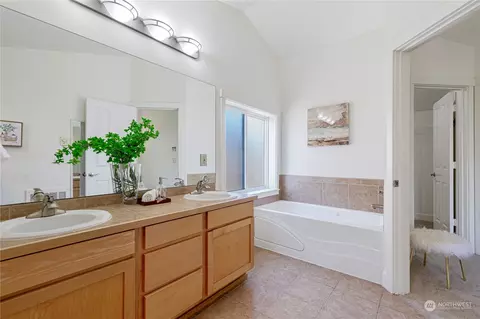 Bath - 8550 Stone Ave N, Seattle, WA 98103 photo 5 of 5