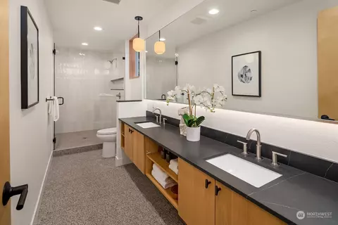 Bath - 2016 Franklin Ave E #B, Seattle, WA 98102 photo 2 of 5