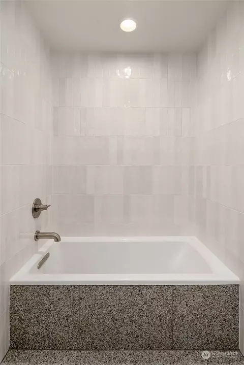 Bath - 2016 Franklin Ave E #B, Seattle, WA 98102 photo 4 of 5
