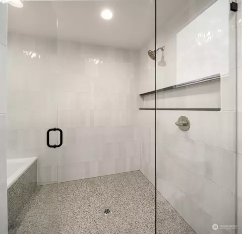 Bath - 2016 Franklin Ave E #B, Seattle, WA 98102 photo 3 of 5