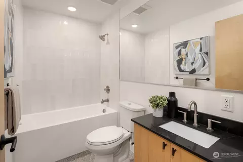 Bath - 2016 Franklin Ave E #B, Seattle, WA 98102 photo 5 of 5