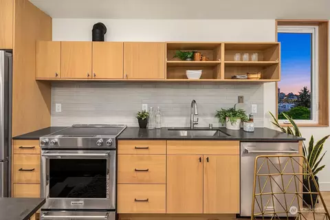 Kitchen - 2016 Franklin Ave E #B, Seattle, WA 98102 photo 5 of 5