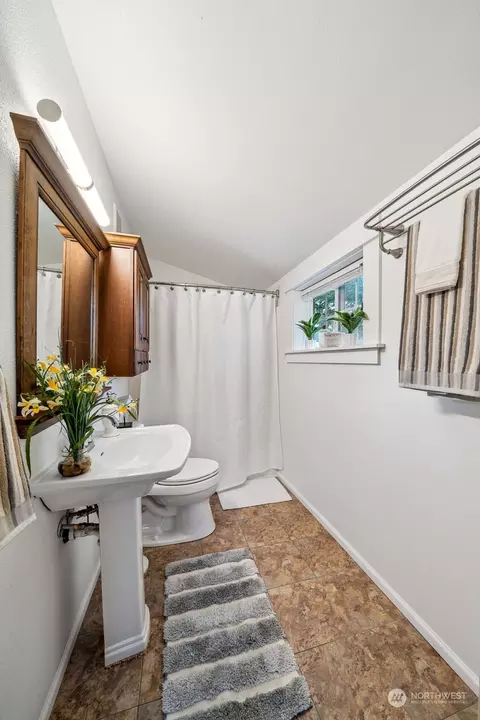 Bath - 3140 Harding St, Enumclaw, WA 98022 photo 2 of 2