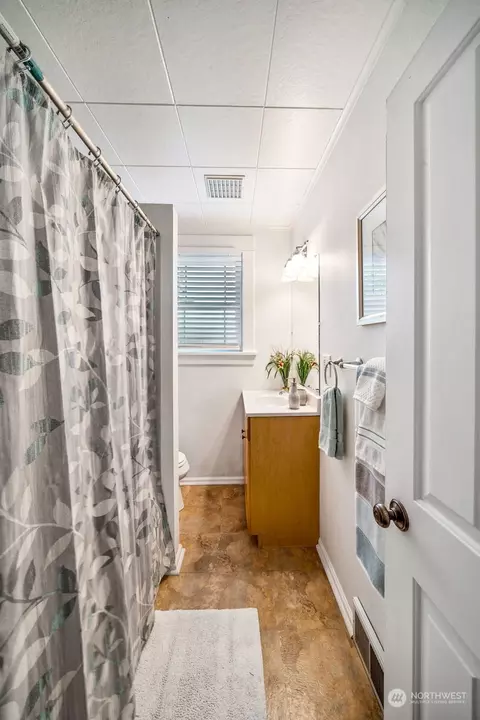 Bath - 3140 Harding St, Enumclaw, WA 98022 photo 1 of 2
