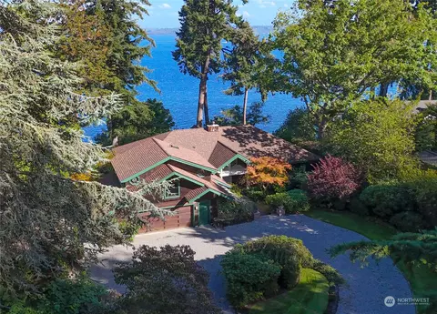 12410 Sunrise Dr NE, Bainbridge Island, WA 98110