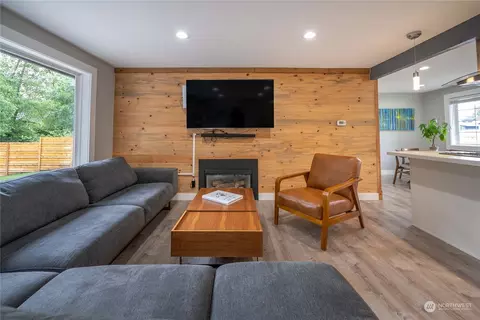 Living - 17920 91st Pl NE, Bothell, WA 98011 photo 2 of 4