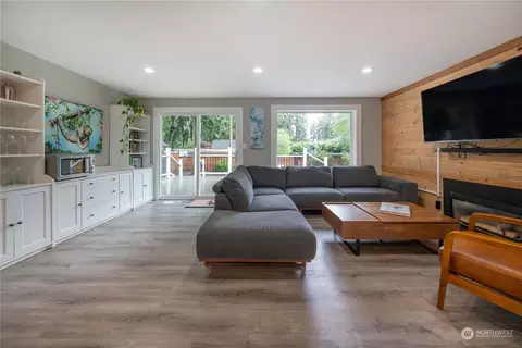 Living - 17920 91st Pl NE, Bothell, WA 98011 photo 3 of 4