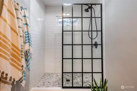 Bath - 17920 91st Pl NE, Bothell, WA 98011 photo 1 of 3