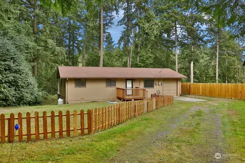 8104 Hawaii Ln, Clinton, WA 98236