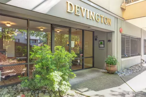 7600 SE 29th St #312, Mercer Island, WA 98040