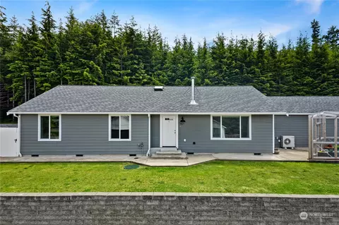 821 Ocean Ave, Cosmopolis, WA 98537