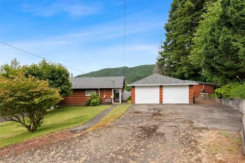 1242 Mill St, Raymond, WA 98577