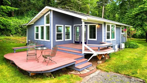 3795 Hubble Ct, Clinton, WA 98236