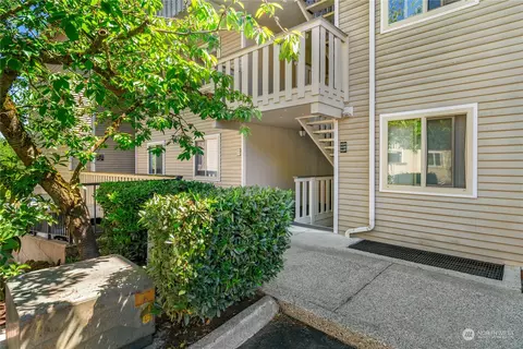 18200 73rd Ave NE #B204, Kenmore, WA 98028