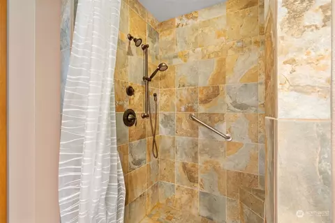Bath - 6608 Everson Goshen Rd, Everson, WA 98247 photo 2 of 5