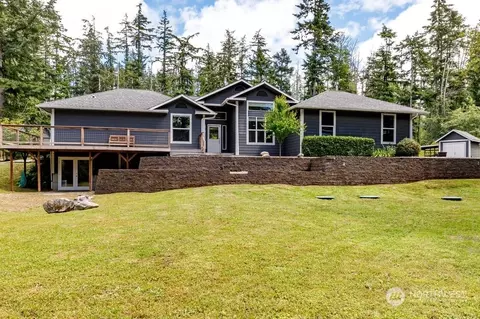 2195 Middle Dr E, Freeland, WA 98249