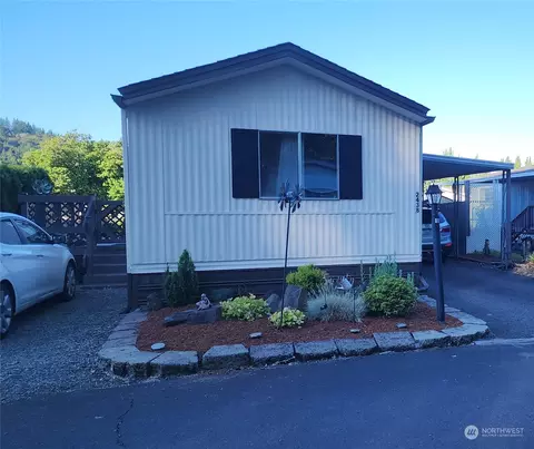 2438 Meadowlark Ln, Kelso, WA 98626