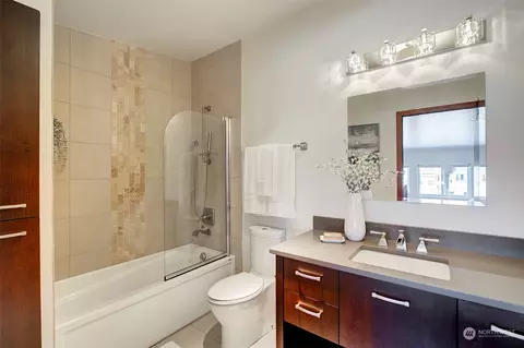Bath - 417 E Pine St #403, Seattle, WA 98122 photo 2 of 2