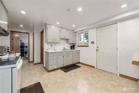 Entry Way - 7211 Beverly Blvd, Everett, WA 98203 photo 2 of 2