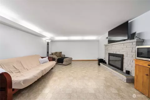 Living - 7211 Beverly Blvd, Everett, WA 98203 photo 4 of 5
