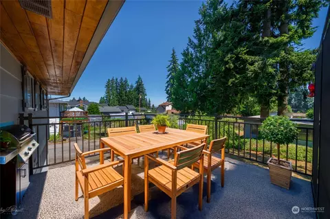 Exterior - 7211 Beverly Blvd, Everett, WA 98203 photo 5 of 7