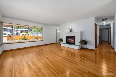 Living - 7211 Beverly Blvd, Everett, WA 98203 photo 2 of 5