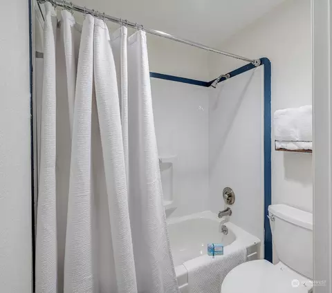 Bath - 820 Cady Rd #C101, Everett, WA 98203 photo 2 of 3