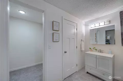 Bath - 820 Cady Rd #C101, Everett, WA 98203 photo 1 of 3
