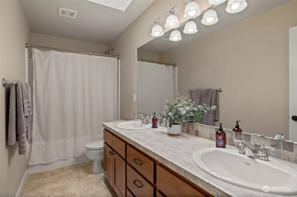 Bath - 12425 54th Dr NE, Marysville, WA 98271 photo 4 of 4
