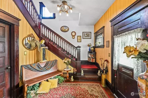 Entry Way - 2518 Baker Ave, Everett, WA 98201 photo 1 of 4