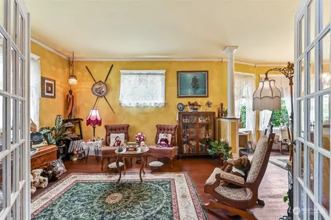 Living - 2518 Baker Ave, Everett, WA 98201 photo 1 of 4
