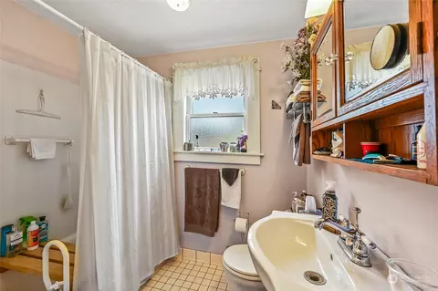 Bath - 2518 Baker Ave, Everett, WA 98201 photo 2 of 2