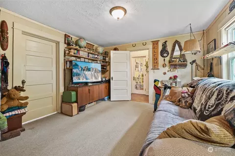 Living - 2518 Baker Ave, Everett, WA 98201 photo 2 of 4