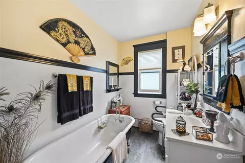 Bath - 2518 Baker Ave, Everett, WA 98201 photo 1 of 2