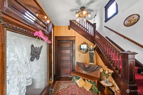 Entry Way - 2518 Baker Ave, Everett, WA 98201 photo 2 of 4