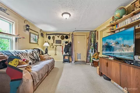 Living - 2518 Baker Ave, Everett, WA 98201 photo 4 of 4