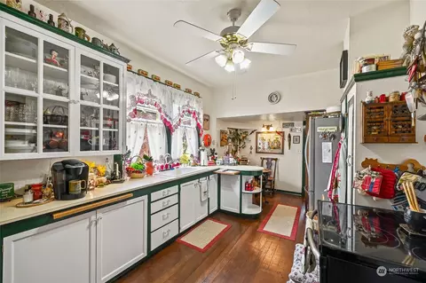 Kitchen - 2518 Baker Ave, Everett, WA 98201 photo 2 of 3