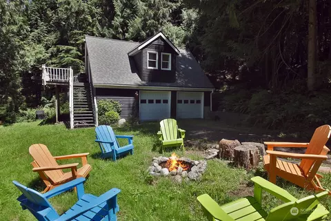 3827 Goldfinch Ln, Clinton, WA 98236