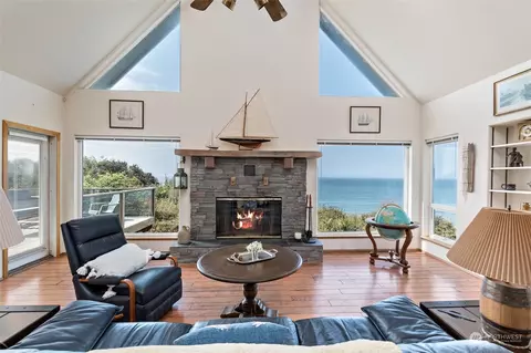 2355 W Beach Rd, Oak Harbor, WA 98277