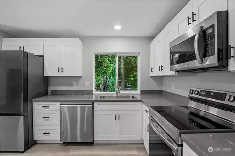 Kitchen - 16823 28th Dr SE, Bothell, WA 98012 photo 2 of 4