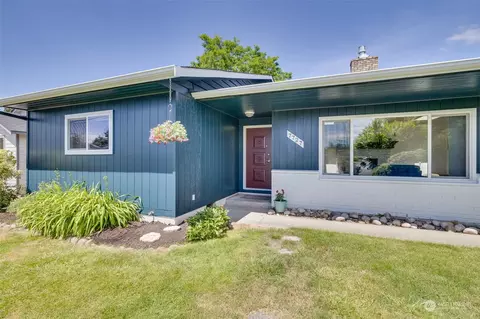 7727 272nd St NW, Stanwood, WA 98292