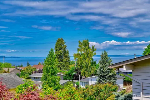 744 Elm Pl, Edmonds, WA 98020