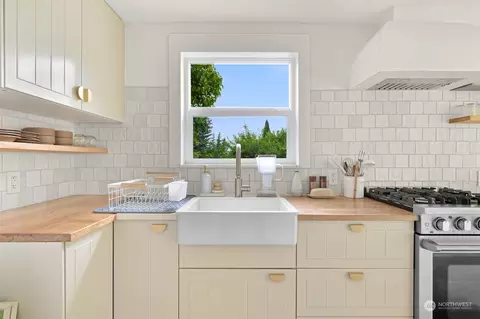 Kitchen - 8564 Bender, Lynden, WA 98264 photo 2 of 4