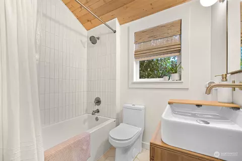 Bath - 8564 Bender, Lynden, WA 98264 photo 1 of 3